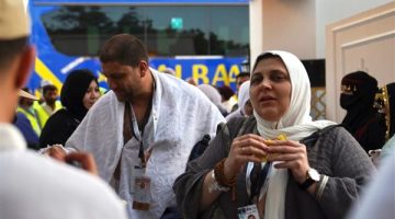 توافد حجاج “5 نجوم” الفاخرين إلى منى استعداداً للصعود إلى عرفات