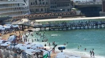 زحام هائل على شاطئ ستانلي بالإسكندرية مع ارتفاع حرارة الصيف.. شاهد الفيديو!
