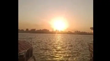 غروب الشمس الساحر على النيل: استمتع بـ”لحظات ركوب المراكب” في فيديو مذهل