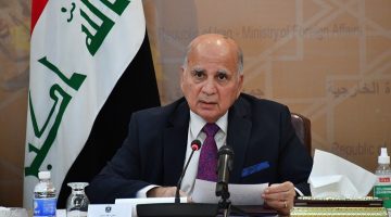 وزير الخارجية يشدد على أهمية مراقبة أوضاع الجالية العراقية في إيران